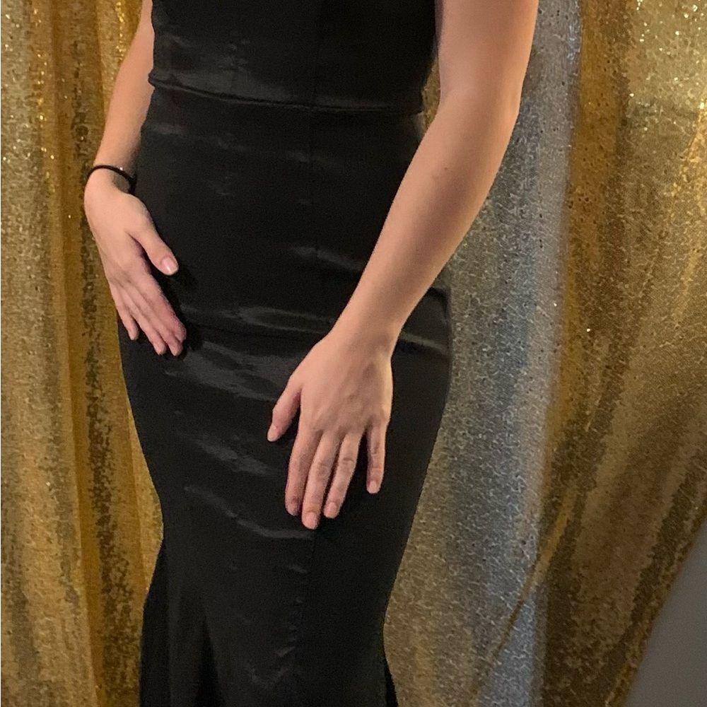 Mermaid style that has some stretch and fits like a glove says size 5